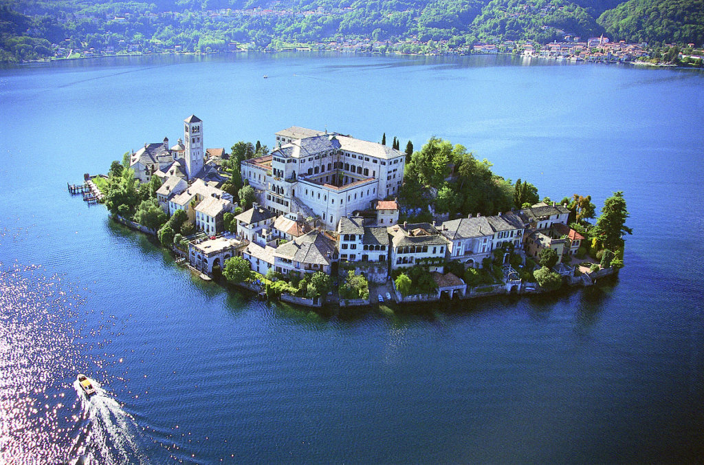 Piemont. Isola San Giulio, wyspa San Giulio, południowa część jeziora Lago d'Orta