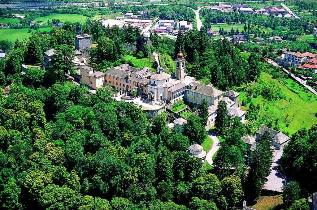 Sacro Monte di Domodossola (1657 r.) w Domodossola Zbudowana na wzgórzu Mattarella, składa się z 15 kaplic przedstawiających różaniec, z charakterystycznymi rzeźbami i freskami.