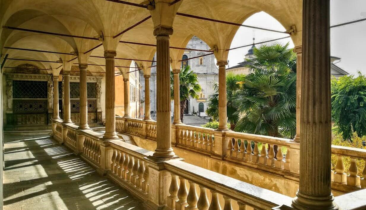 Sacro Monte di Varallo (1486 r.) w Varallo Jest najstarsza i najważniejsza spośród dziewięciu Sacri Monti. Znajdują się tutaj 44 kaplice ukazujące sceny z życia Jezusa i Maryi, wyróżniające się nad wyraz realistycznymi posągami i freskami.