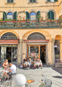 Jedna z knajpek na Piazza San Michele, Lucca, Toskania