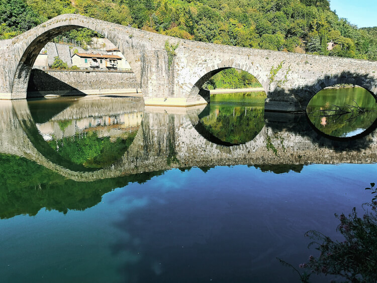 Ponte della Maddalena, diabelski most w Toskanii. Borgo a Mozzano.