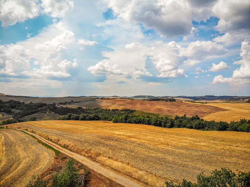 Toskania. Toskańskie pola widziane z drona