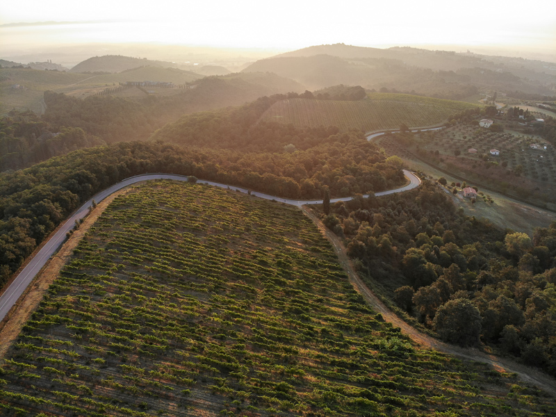 Toskania. Toskańskie pola widziane z drona