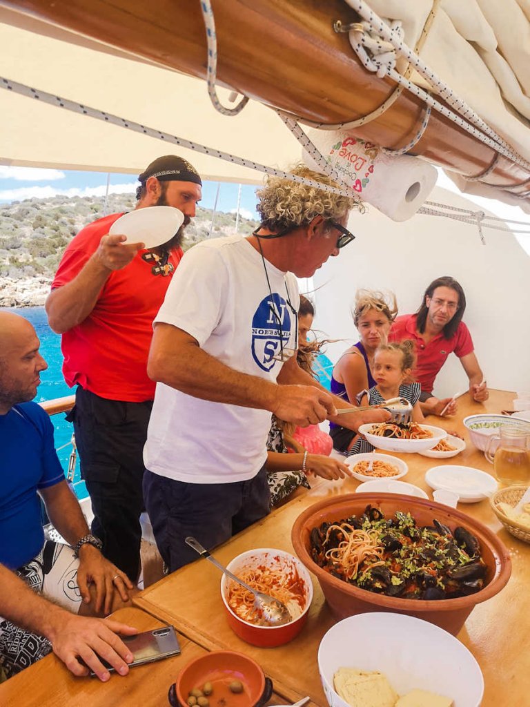 Obiad na pokładzie żaglowca Milmar, Sardynia