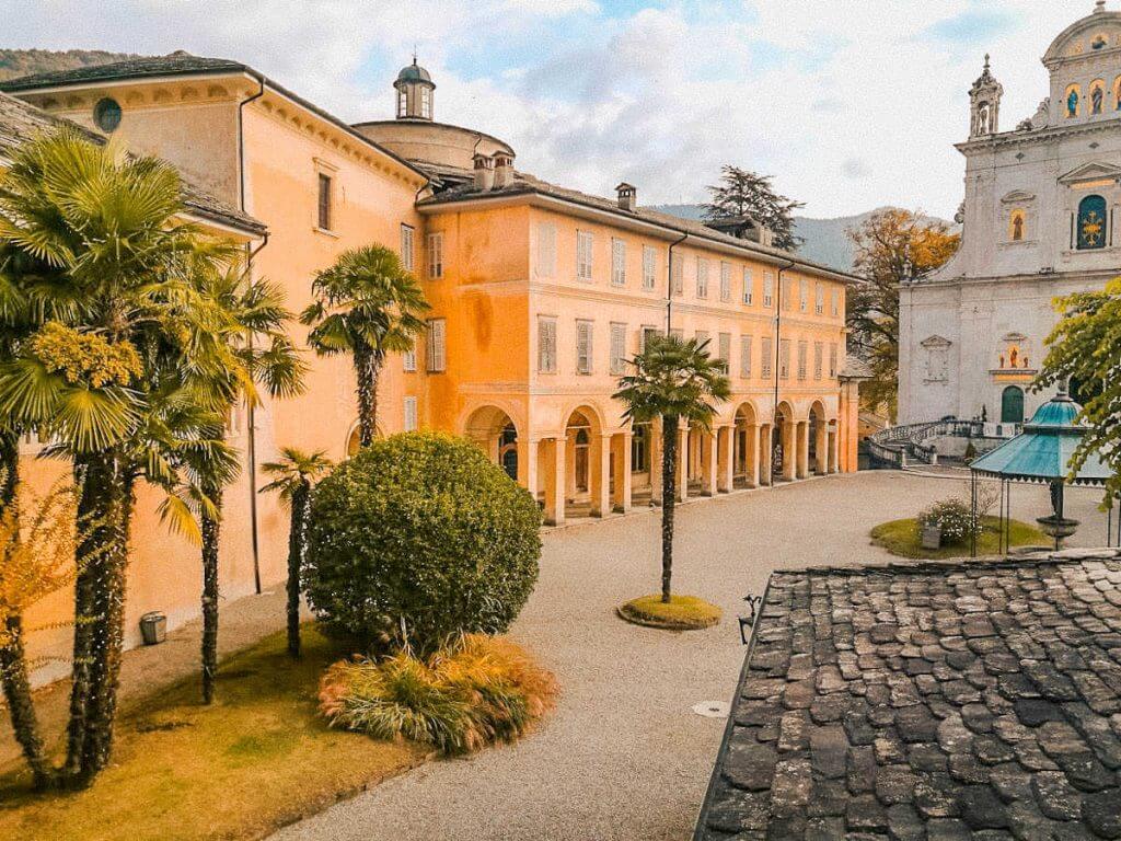 Sacro Monte di Varallo (1486 r.) w Varallo Jest najstarsza i najważniejsza spośród dziewięciu Sacri Monti. Znajdują się tutaj 44 kaplice ukazujące sceny z życia Jezusa i Maryi, wyróżniające się nad wyraz realistycznymi posągami i freskami.