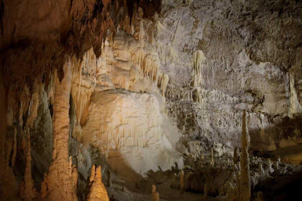 Jaskinie Frasassi są niewątpliwie jedną z najbardziej znanych atrakcji przyrodniczych regionu Marche. Zostały odkryte przypadkowo w 1971 roku, przez grupę speleologów z Ankony.