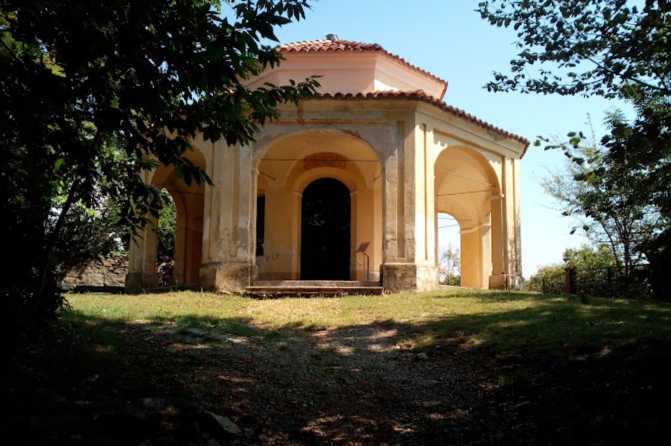 Sacro Monte di Belmonte (1712 r.) w Valperga Obejmuje 13 kaplic związanych z życiem i męką Jezusa, z wyjątkowymi rzeźbami i malowidłami.