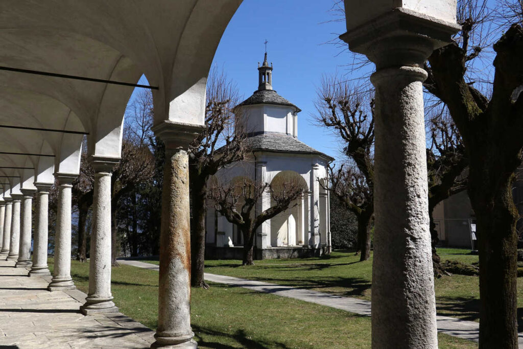 Sacro Monte di Ghiffa (1591 r.) w Ghiffa Święta Góra usytuowana nad jeziorem Maggiore, skupia się na temacie Trójcy Świętej i prawach człowieka, z dziewięcioma kaplicami zawierającymi różnorodne rzeźby i malowidła.