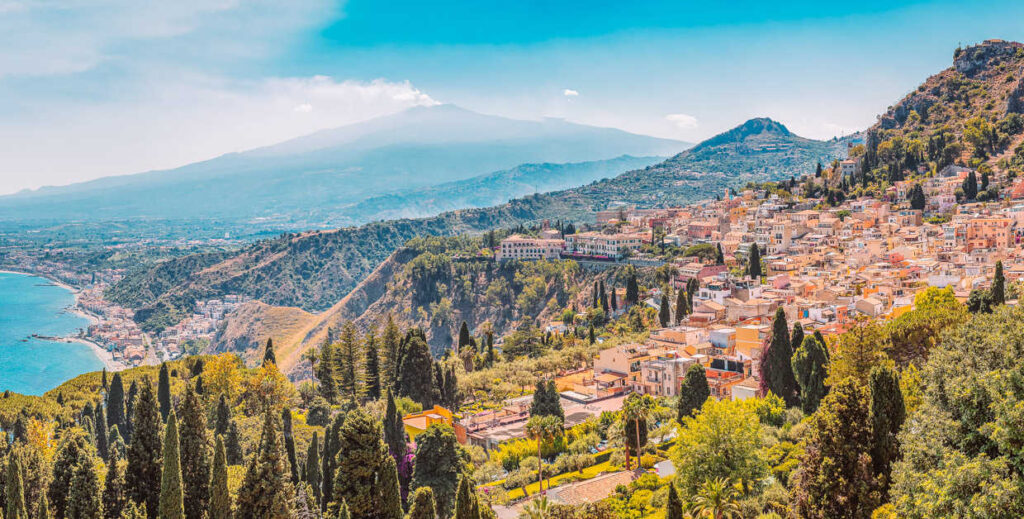 Widok na Taorminę, od morza po góry.