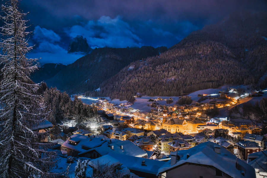 Ortisei, Val Gardena, Dolomity. Narty we Włoszech