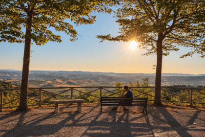 Dolce far niente. Mężczyzna siedzący na ławce w okolicach Montalcino w Toskanii.
