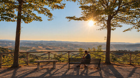 Dolce far niente. Mężczyzna siedzący na ławce w okolicach Montalcino w Toskanii.