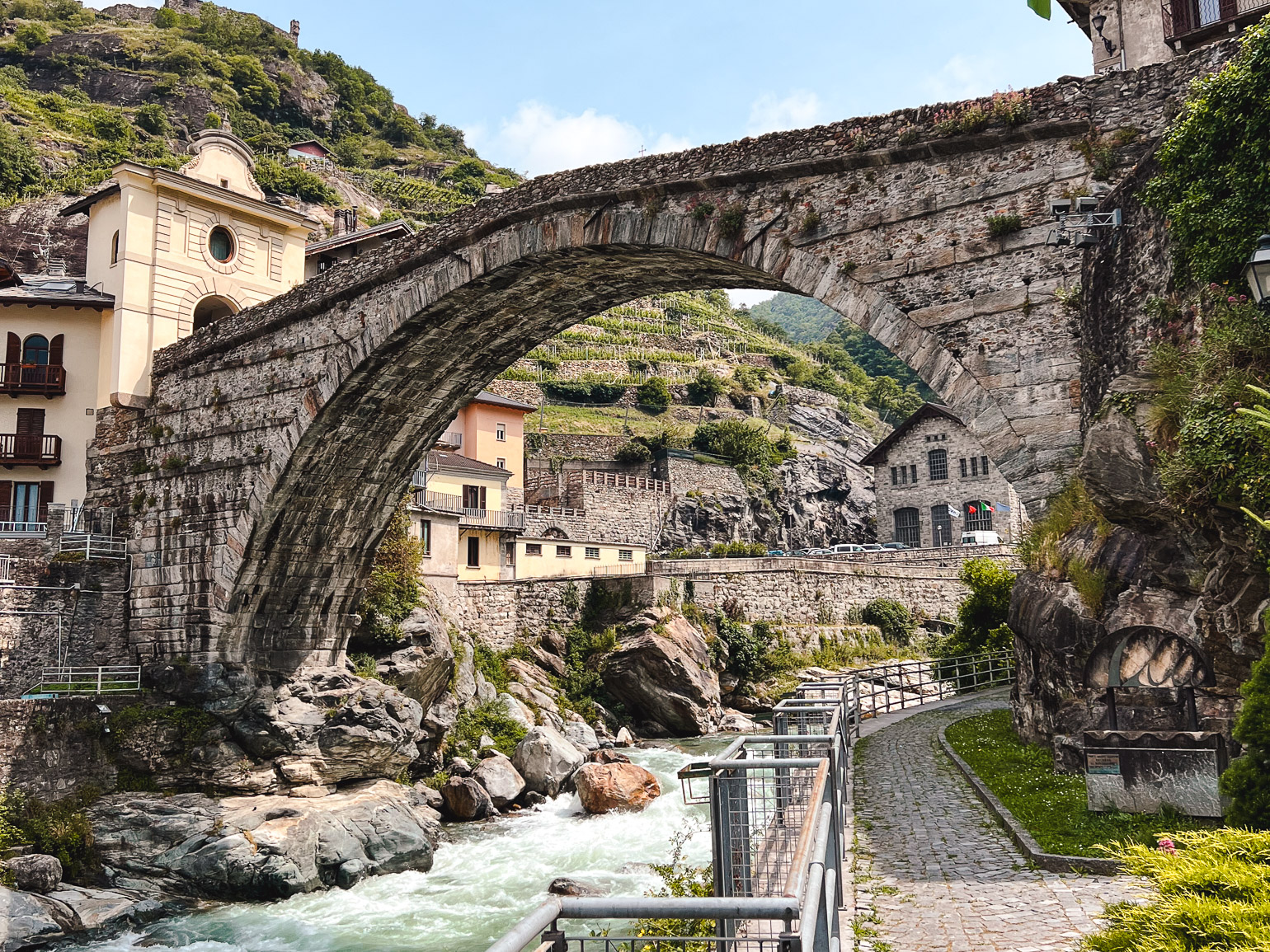 Pont-Saint-Martin w Dolinie Aosty i jego rzymski „most diabła”