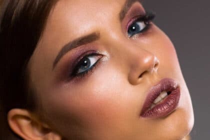 Rozświetlacze – jak uzyskać efekt „glow” w podróży i nie tylko – niezależnie od typu skóry