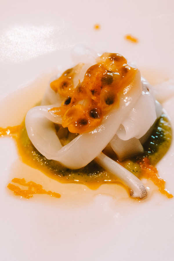 Sepia cruda con crema di zucchine e frutto della passione